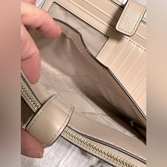 RARE✨ Michael KORS Pyramid Studded Wristlet - Picture 10 of 14